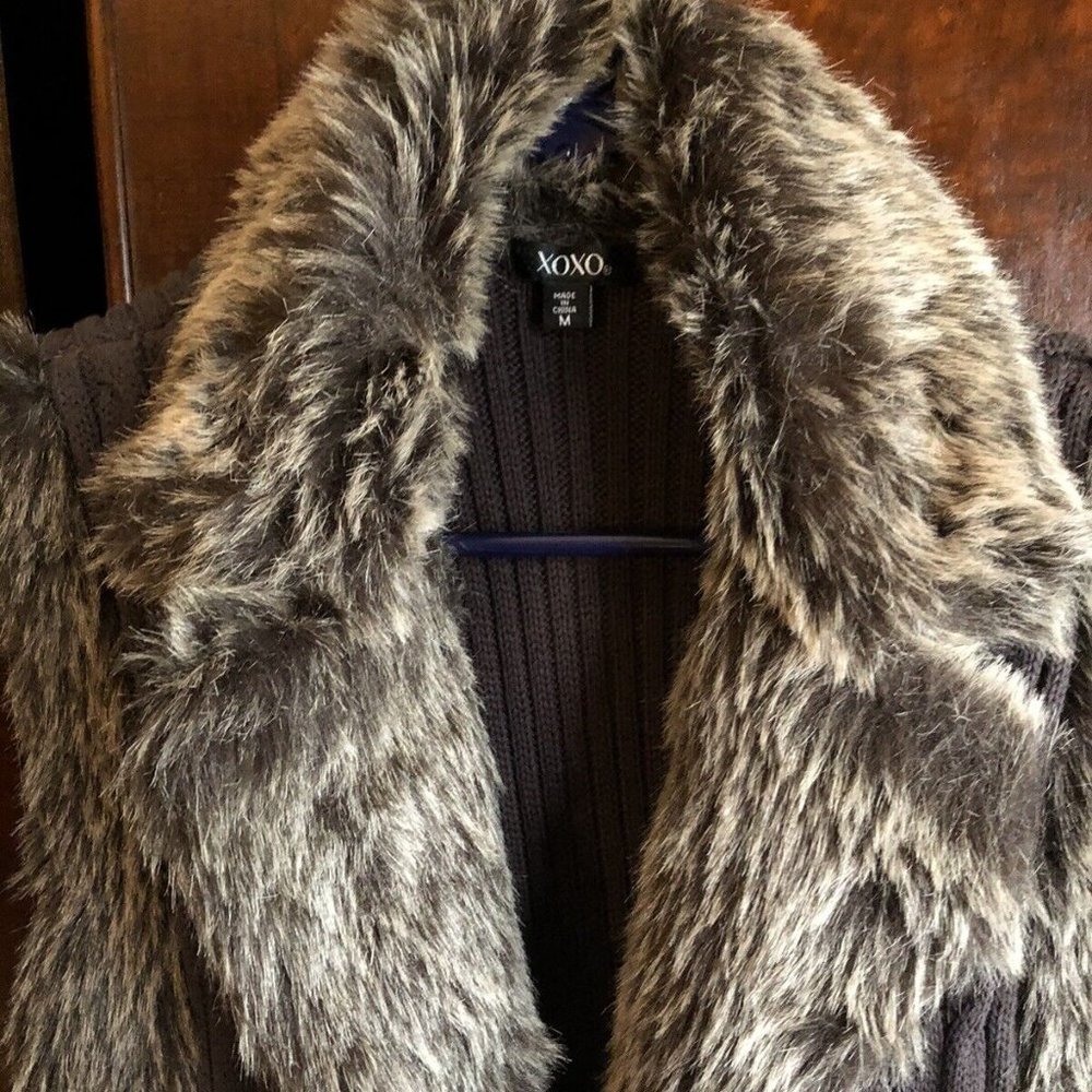 XOXO Faux Fur Lapel Cable Knit Sweater Vest. Preowned Size M Winter Must Have